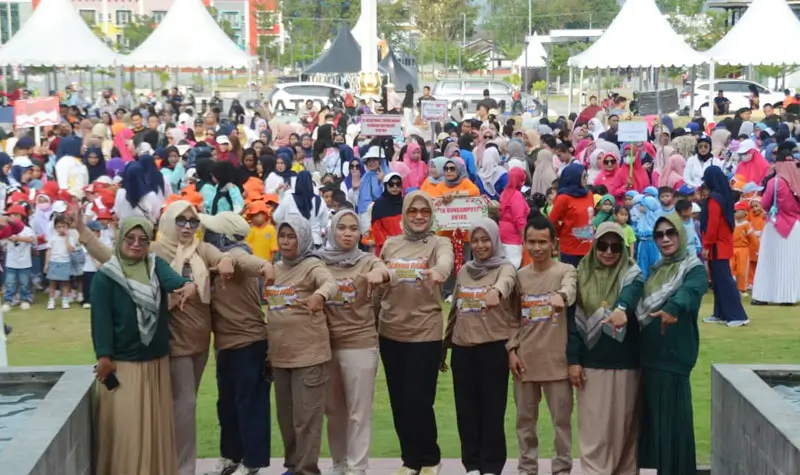 Foto bersama Bunda Paud usai pembukaan Gebyar Paud di Halaman kantor Wali Kota Palu, Selasa (30/9/2025). (© Prokpoim Setda Kota Palu/Imron)