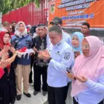 Wali Kota Palu Hadianto Rasyid bersama Lurah Besusu Barat Andirani dan tokoh masyarakat setempat pada peresmian lorong Rabet Beton di Jalan Pramuka Palu, Rabu (3/9/2025). (©Prokopim Setda Kota Palu/Jufri)