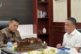 Wamen ATR/BPN Ossy Dermawan bersama Wali Kota Palu Hadianto Rasyid di ruang kerjanya di Jakarta, Jumat (12/9/2025). (©Humas Pemkot Palu)
