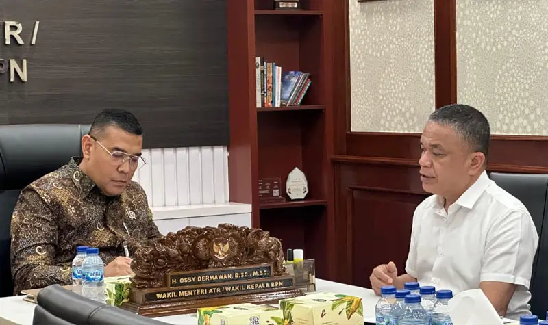 Wamen ATR/BPN Ossy Dermawan bersama Wali Kota Palu Hadianto Rasyid di ruang kerjanya di Jakarta, Jumat (12/9/2025). (©Humas Pemkot Palu)