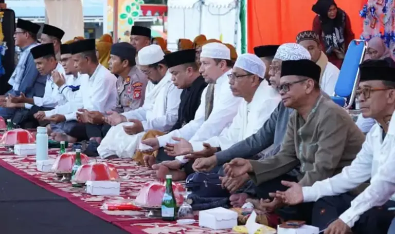 Wali Kota Palu Hadianto Rasyid bersama jajaran Forkopimda Kota Palu pad aperingatan Maulid dirangkai dengan dzikri bersama di Lapangan Vatuylemo, Palu, Minggu (28/9/2025). (© Prokopim Setda Kota Palu)