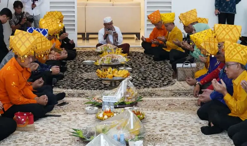 Pembacaan dia Paipulu Salama dalam rangka peringatan HUT ke-47 Kota Palu di Rujab Wali Kota Palu, Sabtu (27/9/2025). (©Prokopim Setda Kota Palu/Jufri)