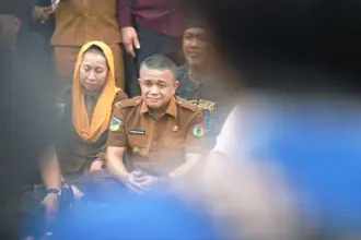 Wali Kota Palu Hadianto Rasyid dan dan Wakil Wali Kota Palu Imelda Liliana Muhidin di tengah aksi demonstrasi di depan Kantor DPRD Sulteng, Senin (1/9/2025). (©Prokopim Setda Koat Palu/Jufri)