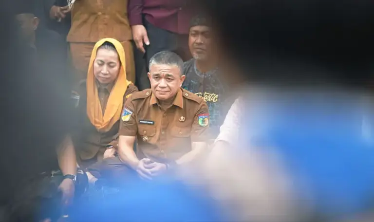 Wali Kota Palu Hadianto Rasyid dan dan Wakil Wali Kota Palu Imelda Liliana Muhidin di tengah aksi demonstrasi di depan Kantor DPRD Sulteng, Senin (1/9/2025). (©Prokopim Setda Koat Palu/Jufri)