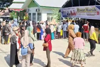 Warga memadati arena pasar murah yang digelar dua hari di Lapangan Dispora Kota Palu, Kamis (25/9/2025). (©Prokopim Setda Kota Palu/Jufri)