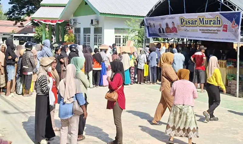 Warga memadati arena pasar murah yang digelar dua hari di Lapangan Dispora Kota Palu, Kamis (25/9/2025). (©Prokopim Setda Kota Palu/Jufri)