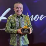 Wali Kota Palu, Hadianto Rasyid memegang tropi Peduli Layanan Publik 20255 yang baru diterima dari Kompas TV di Jakarta, Kamis (11/9/2025). (©KompasTV)