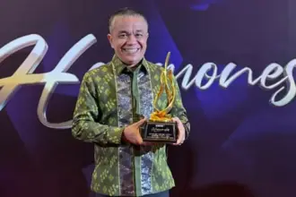 Wali Kota Palu, Hadianto Rasyid memegang tropi Peduli Layanan Publik 20255 yang baru diterima dari Kompas TV di Jakarta, Kamis (11/9/2025). (©KompasTV)