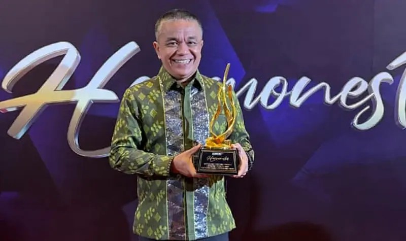 Wali Kota Palu, Hadianto Rasyid memegang tropi Peduli Layanan Publik 20255 yang baru diterima dari Kompas TV di Jakarta, Kamis (11/9/2025). (©KompasTV)