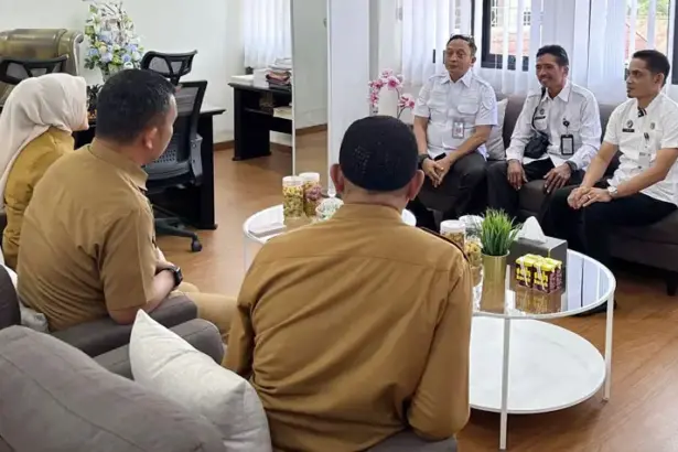 Audiensi Kepala Divisi Peraturan Perundang-undangan dan Pembinaan Hukum Kanwil Kemenkum Sulteng, Sopian ke Sekda Kota Palu, Selasa (16/9/2025). (©Kemenkum SUlteng)