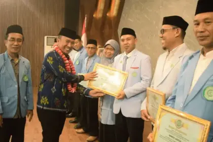 Plt. Asisten bidang Perekonomian dan Pembangunan Setda Kota Palu, Rahmad Mustafa menyerahkan piagam pada rangkaian pelantikan dan rakerda BKPRMI Kota Palu, Sabtu (20/9/2025). (©Prokopim Setda Kota PAlu/Imron)