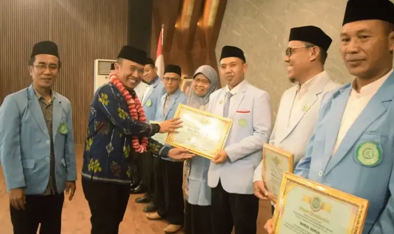 Plt. Asisten bidang Perekonomian dan Pembangunan Setda Kota Palu, Rahmad Mustafa menyerahkan piagam pada rangkaian pelantikan dan rakerda BKPRMI Kota Palu, Sabtu (20/9/2025). (©Prokopim Setda Kota PAlu/Imron)
