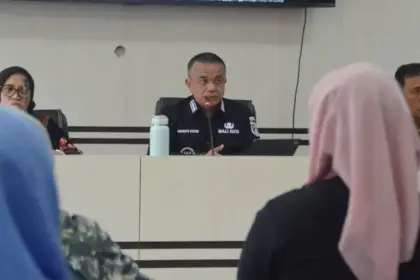 Wali Kota Palu, Hadianto Rasyid (tengah) memimpin rapat bersama RSUD Anutapura, Sabtu (19/9/2025). (©Prokopim Setda Kota PAlu/Imron)
