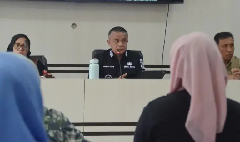 Wali Kota Palu, Hadianto Rasyid (tengah) memimpin rapat bersama RSUD Anutapura, Sabtu (19/9/2025). (©Prokopim Setda Kota PAlu/Imron)