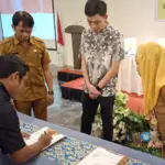 Wakil Wali KOta Palu Imelda Lilianan Muhidin (kedua kanan) menyaksikan penandatanganan MoU antara usaha besar dan UMKM Kota Palu di Palu, Selasa (30/9/2025). (© Prokopim Setda Kota Palu/Jufri)