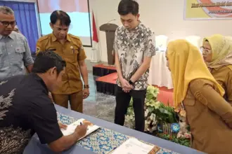 Wakil Wali KOta Palu Imelda Lilianan Muhidin (kedua kanan) menyaksikan penandatanganan MoU antara usaha besar dan UMKM Kota Palu di Palu, Selasa (30/9/2025). (© Prokopim Setda Kota Palu/Jufri)