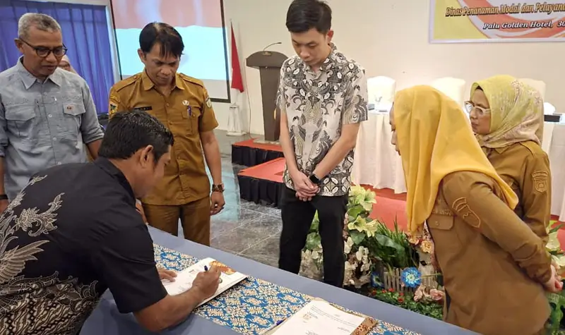 Wakil Wali KOta Palu Imelda Lilianan Muhidin (kedua kanan) menyaksikan penandatanganan MoU antara usaha besar dan UMKM Kota Palu di Palu, Selasa (30/9/2025). (© Prokopim Setda Kota Palu/Jufri)