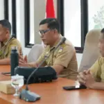 Plt. Asisten Bidang Perekonomian dan Pembangunan Setda Kota Palu, Rahmad Mustafa (kiri) pada pembukaan Seminar Akhir Dokumen IKPLHD Kota Palu Tahun 2024, di Ruang Rapat Bantaya Palu, Senin (29/9/2025). (© Prokopim Setda Kota Palu/Iwan)