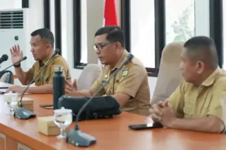 Plt. Asisten Bidang Perekonomian dan Pembangunan Setda Kota Palu, Rahmad Mustafa (kiri) pada pembukaan Seminar Akhir Dokumen IKPLHD Kota Palu Tahun 2024, di Ruang Rapat Bantaya Palu, Senin (29/9/2025). (© Prokopim Setda Kota Palu/Iwan)