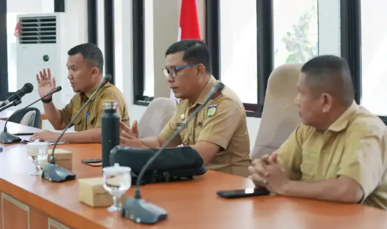 Plt. Asisten Bidang Perekonomian dan Pembangunan Setda Kota Palu, Rahmad Mustafa (kiri) pada pembukaan Seminar Akhir Dokumen IKPLHD Kota Palu Tahun 2024, di Ruang Rapat Bantaya Palu, Senin (29/9/2025). (© Prokopim Setda Kota Palu/Iwan)