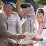 Kakanwil ATR/BPN Sulteng Muhammad Naim menyerahkan sertifikat kepada Wawali Kota Palu Imelda Liliana Muhidin, Rabu (24/9/2025). (©Prokopim Setda Kota Palu/Jufri)