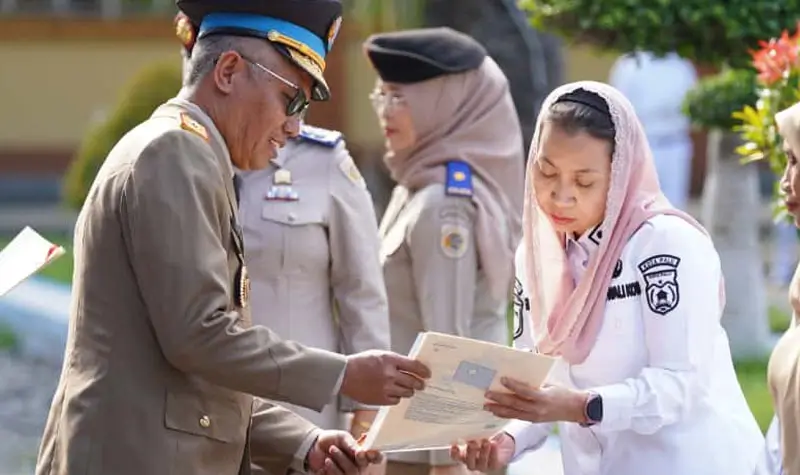 Kakanwil ATR/BPN Sulteng Muhammad Naim menyerahkan sertifikat kepada Wawali Kota Palu Imelda Liliana Muhidin, Rabu (24/9/2025). (©Prokopim Setda Kota Palu/Jufri)