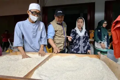 Wawali Kota Palu Imleda Liliana Muhidin pada sidak di pasar tradisional di Palu, Kamis (18/9/2025). (©Prokopim Setda Kota Palu/Jufri)