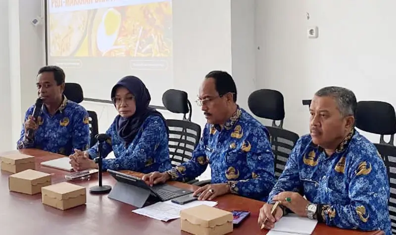 Tim Bapenda menyampaikan materi sosialisasi penurunan pajak di palu, Kamis (18/9/2025). (©Humas Pemkot Palu)