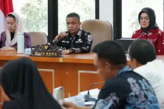 Wali Kota Hadianto Rasyid bersama Wawali Imelda Liliana dan Ketua TP_PKK Kota Palu Diah Puspita pada Rakor penurunan stunting di Palu, Kamis (4/9/2025). (©Prokopim Setda Kota Palu/Jufri)