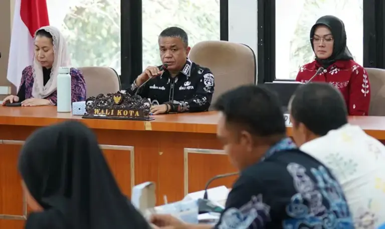 Wali Kota Hadianto Rasyid bersama Wawali Imelda Liliana dan Ketua TP_PKK Kota Palu Diah Puspita pada Rakor penurunan stunting di Palu, Kamis (4/9/2025). (©Prokopim Setda Kota Palu/Jufri)