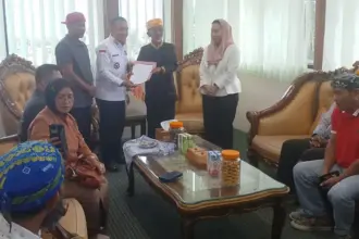 Wali Kota Hadianto Rasyid bersama Wawali Imelda Lilianan Muhidin sata menerima kunjungan perwakilan tokoh masyarakat dan adat Poboya di Ruang kerjanya, Rabu (3/9/2025). (©Perwakilan Poboya)
