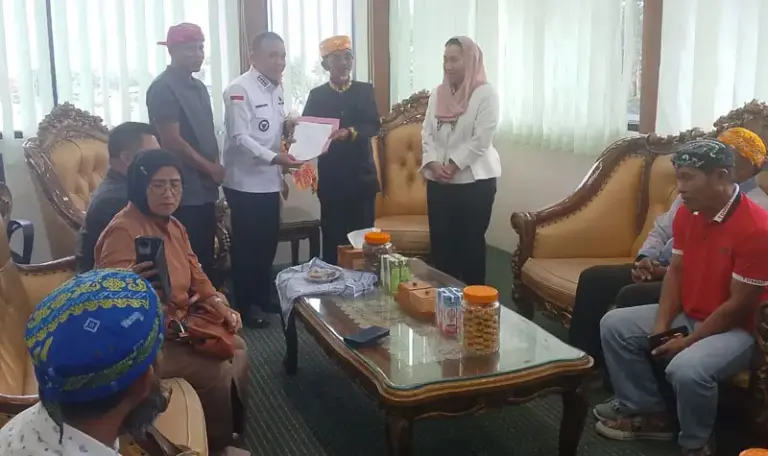 Wali Kota Hadianto Rasyid bersama Wawali Imelda Lilianan Muhidin sata menerima kunjungan perwakilan tokoh masyarakat dan adat Poboya di Ruang kerjanya, Rabu (3/9/2025). (©Perwakilan Poboya)