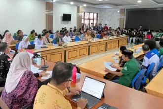 Wali Kota Palu Hadianto Rasyid dan Wawali Imelda pada dialog bersama mahasiswa dan perwakilan masyarakat di Ruang Bantaya Kota Palu, Kamis (4/9/2025). (©Prokpoim Setda Kota Palu/Jufri)