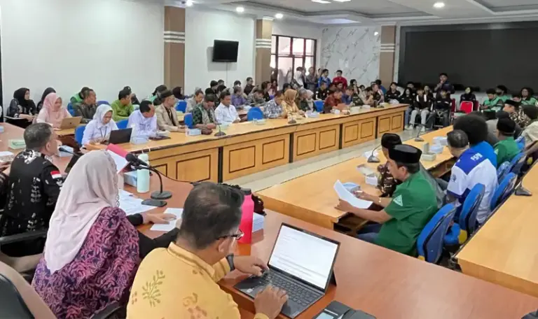 Wali Kota Palu Hadianto Rasyid dan Wawali Imelda pada dialog bersama mahasiswa dan perwakilan masyarakat di Ruang Bantaya Kota Palu, Kamis (4/9/2025). (©Prokpoim Setda Kota Palu/Jufri)
