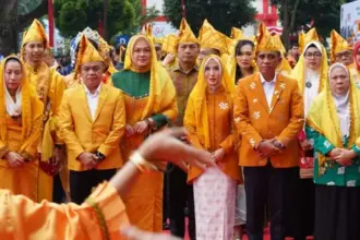 Gubernur SUlteng Anwar Hafid (kedua kanan) bersama Wagub Reny A Lamadjido, Wali Kota Hadianto Rasyid dan Wawali Imelda Liliana Muhidin disambut tari adat sebelum upacara peringatan HUT ke-47 Kota Palu di halaman kantor Wali Kota Palu, Sabtu (27/9/2025). (©Prokopim Setda Kota Pal;u/Jufri)