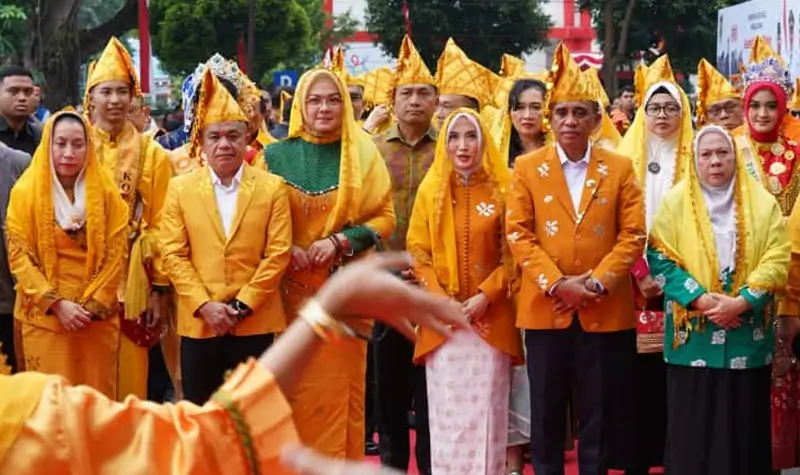 Gubernur SUlteng Anwar Hafid (kedua kanan) bersama Wagub Reny A Lamadjido, Wali Kota Hadianto Rasyid dan Wawali Imelda Liliana Muhidin disambut tari adat sebelum upacara peringatan HUT ke-47 Kota Palu di halaman kantor Wali Kota Palu, Sabtu (27/9/2025). (©Prokopim Setda Kota Pal;u/Jufri)