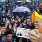 Wali KOta Palu Hadianto Rasyid berswafoto bersama para PPPK yang baru dikukuhkan usai upacara peringatan HUT ke-47 Kota Palu, Sabtu (27/9/2025). (© Prokopim Setda Kota Palu/Jufri)