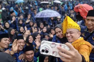 Wali KOta Palu Hadianto Rasyid berswafoto bersama para PPPK yang baru dikukuhkan usai upacara peringatan HUT ke-47 Kota Palu, Sabtu (27/9/2025). (© Prokopim Setda Kota Palu/Jufri)