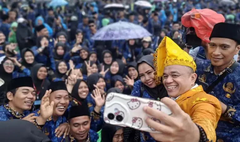 Wali KOta Palu Hadianto Rasyid berswafoto bersama para PPPK yang baru dikukuhkan usai upacara peringatan HUT ke-47 Kota Palu, Sabtu (27/9/2025). (© Prokopim Setda Kota Palu/Jufri)