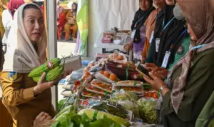 Wawali Imelda Borong Sayuran di Pasar Tani