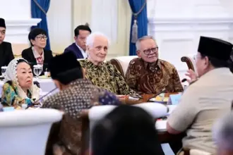 Presiden Prabowo Subianto menerima sejumlah tokoh Gerakan Nurani Bangsa (GNB) di Istana Merdeka, Jakarta, Kamis (11/9) malam. (©BKMI Stpres)