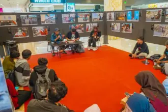 Disuksi peliputan bencana dan etikanya usai pembukaan pameran foto "Asa di Atas Patahan" di PGM Palu, Senin (15/9/2025). (©PFI Palu)