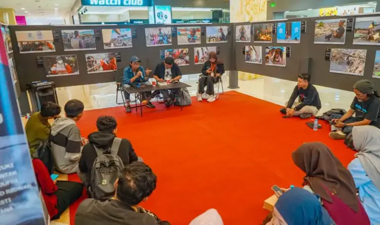 Disuksi peliputan bencana dan etikanya usai pembukaan pameran foto "Asa di Atas Patahan" di PGM Palu, Senin (15/9/2025). (©PFI Palu)