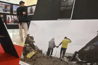 Sejumlah pengunjung memperhatikan foto bencana bertema "Asa di Atas Patahan" pada pameran yang dinisiasi PFI Palu di PGM Palu, Senin (15/9/2025). Pameran yang digelar hingga 17 September 2025 itu menampilkan 60 foto dari 25 fotografer baik dalam maupun luar negeri untuk mengenang tujuh tahun bencana gempa, tsunami dan likuifaksi di Palu, Sigi, dan Donggala September 2018 silam. (©bmzIMAGES/basri marzuki)