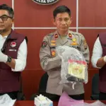 Direktur Reserse Narkoba Polda Sulteng Kombes Pribadi Sembiring (kiri) menunjukkan barang bukti sabu pada konferensi pers di Mapolda Sulteng, Senin (22/9/2025). (©Humas Polda Sulteng)
