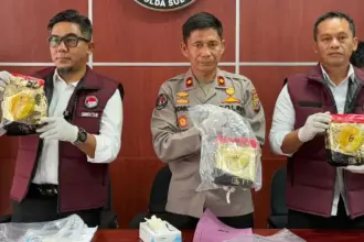 Direktur Reserse Narkoba Polda Sulteng Kombes Pribadi Sembiring (kiri) menunjukkan barang bukti sabu pada konferensi pers di Mapolda Sulteng, Senin (22/9/2025). (©Humas Polda Sulteng)