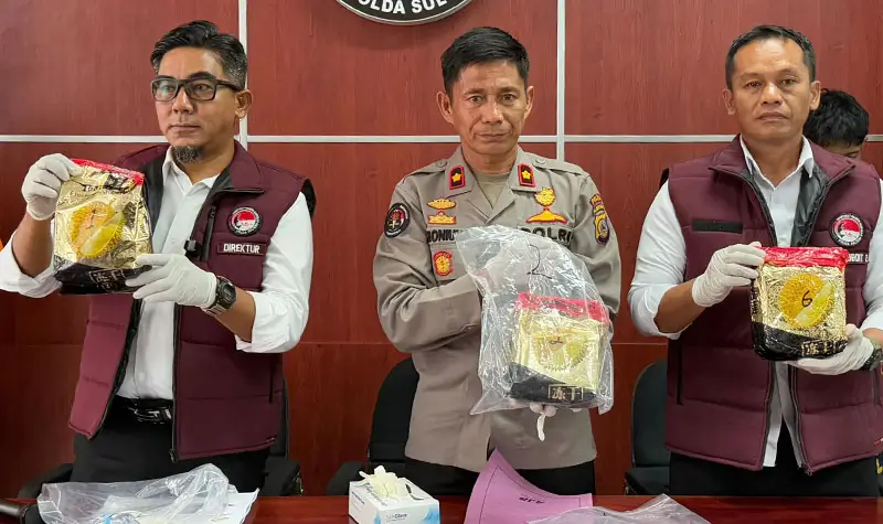 Direktur Reserse Narkoba Polda Sulteng Kombes Pribadi Sembiring (kiri) menunjukkan barang bukti sabu pada konferensi pers di Mapolda Sulteng, Senin (22/9/2025). (©Humas Polda Sulteng)