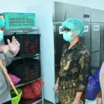 Kapolda Sulteng, Irjen Pol Agus Nugroho (kiri) saat sidak di SPPG Polda Sulteng di Palu, Kamis (25/9/2025). (©Humas Polda Sulteng)