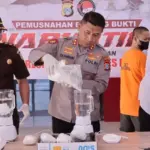 Kapolres Morowali AKBP Zulkarnain (tengah) menuangkan sabu ke dalam belneder pada pemusnahan di mapolres Morowali, Senin (22/9/2025). (©Humas Polres Morowali)