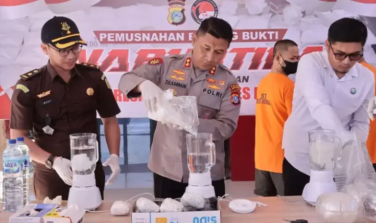 Kapolres Morowali AKBP Zulkarnain (tengah) menuangkan sabu ke dalam belneder pada pemusnahan di mapolres Morowali, Senin (22/9/2025). (©Humas Polres Morowali)